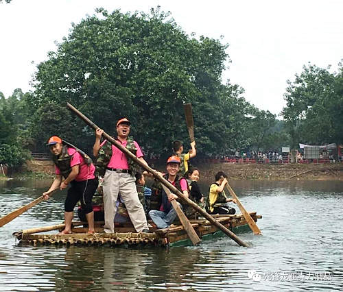 劃竹筏.jpg 劃竹筏.jpg